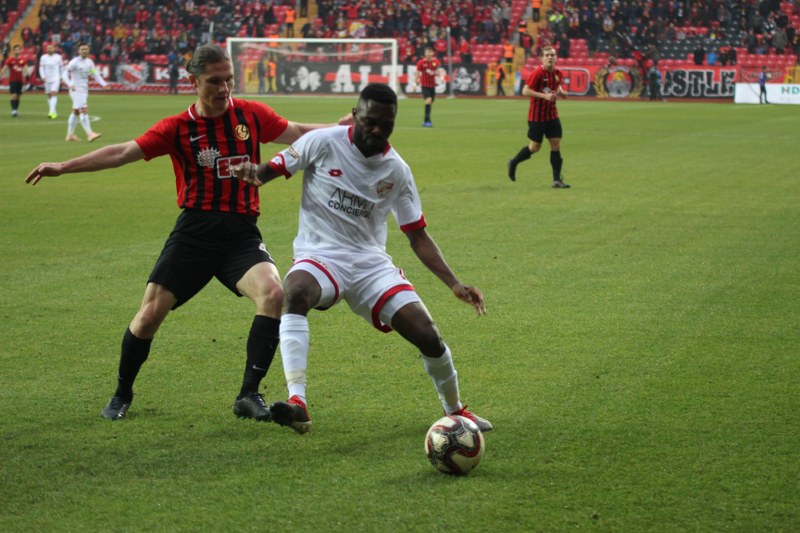 Eskişehirspor ile Boluspor Spor Toto 1. Lig'de ilk yarının son haftasında karşı karşıya geldi, bir penaltının olduğu maç 1-1 beraberlikle sona erdi. Maça her zamanki gibi taraftarımız damga vurdu! İşte tribünden renkli görüntüler.
