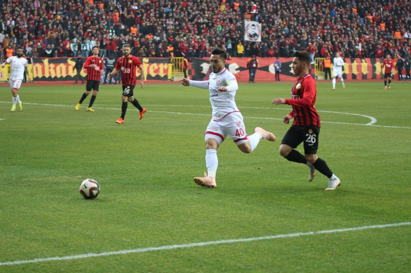 Eskişehirspor ile Boluspor Spor Toto 1. Lig'de ilk yarının son haftasında karşı karşıya geldi, bir penaltının olduğu maç 1-1 beraberlikle sona erdi. Maça her zamanki gibi taraftarımız damga vurdu! İşte tribünden renkli görüntüler.
