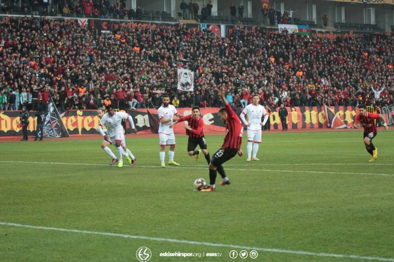 Eskişehirspor ile Boluspor Spor Toto 1. Lig'de ilk yarının son haftasında karşı karşıya geldi, bir penaltının olduğu maç 1-1 beraberlikle sona erdi. Maça her zamanki gibi taraftarımız damga vurdu! İşte tribünden renkli görüntüler.
