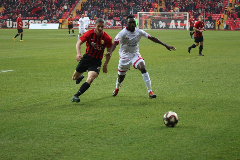 Eskişehirspor ile Boluspor Spor Toto 1. Lig'de ilk yarının son haftasında karşı karşıya geldi, bir penaltının olduğu maç 1-1 beraberlikle sona erdi. Maça her zamanki gibi taraftarımız damga vurdu! İşte tribünden renkli görüntüler.
