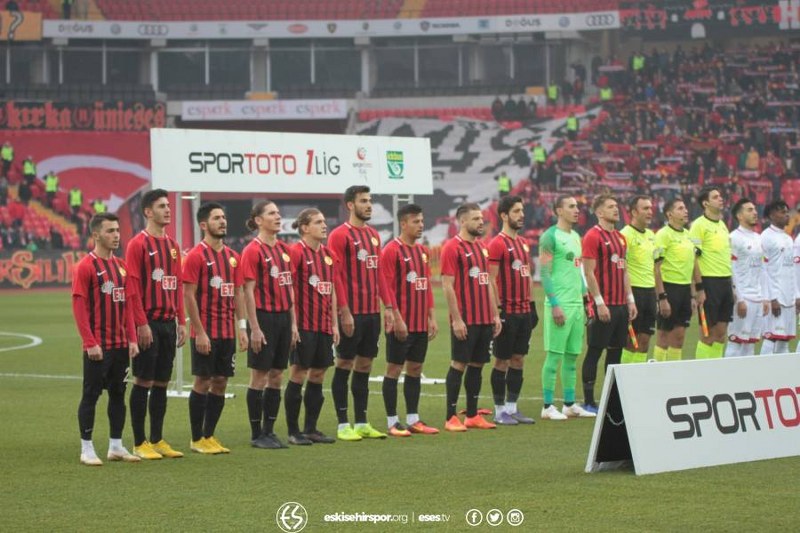 Eskişehirspor ile Boluspor Spor Toto 1. Lig'de ilk yarının son haftasında karşı karşıya geldi, bir penaltının olduğu maç 1-1 beraberlikle sona erdi. Maça her zamanki gibi taraftarımız damga vurdu! İşte tribünden renkli görüntüler.
