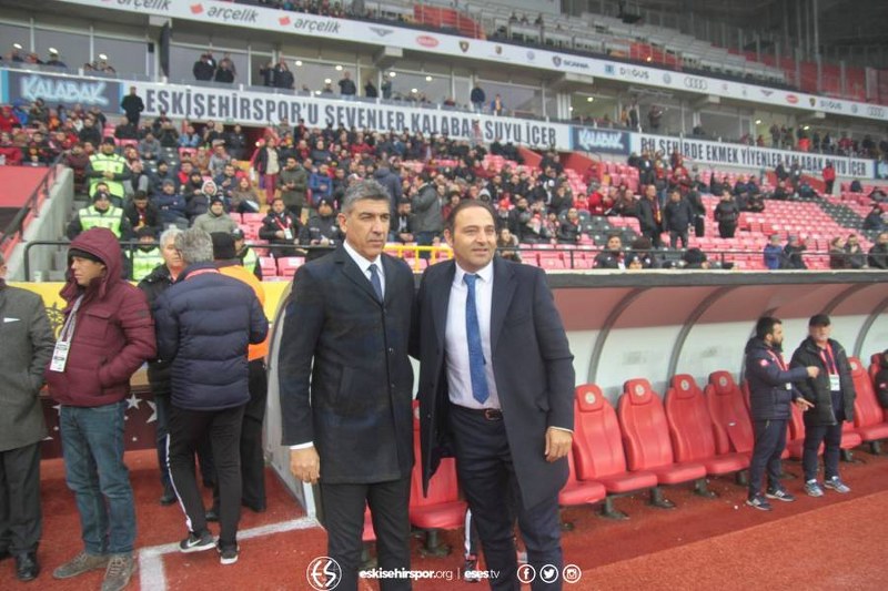 Eskişehirspor ile Boluspor Spor Toto 1. Lig'de ilk yarının son haftasında karşı karşıya geldi, bir penaltının olduğu maç 1-1 beraberlikle sona erdi. Maça her zamanki gibi taraftarımız damga vurdu! İşte tribünden renkli görüntüler.
