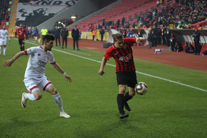 Eskişehirspor ile Boluspor Spor Toto 1. Lig'de ilk yarının son haftasında karşı karşıya geldi, bir penaltının olduğu maç 1-1 beraberlikle sona erdi. Maça her zamanki gibi taraftarımız damga vurdu! İşte tribünden renkli görüntüler.
