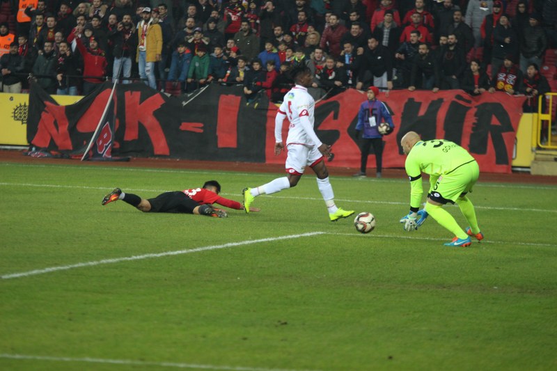 Eskişehirspor ile Boluspor Spor Toto 1. Lig'de ilk yarının son haftasında karşı karşıya geldi, bir penaltının olduğu maç 1-1 beraberlikle sona erdi. Maça her zamanki gibi taraftarımız damga vurdu! İşte tribünden renkli görüntüler.
