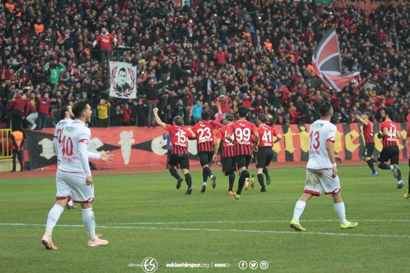 Eskişehirspor ile Boluspor Spor Toto 1. Lig'de ilk yarının son haftasında karşı karşıya geldi, bir penaltının olduğu maç 1-1 beraberlikle sona erdi. Maça her zamanki gibi taraftarımız damga vurdu! İşte tribünden renkli görüntüler.
