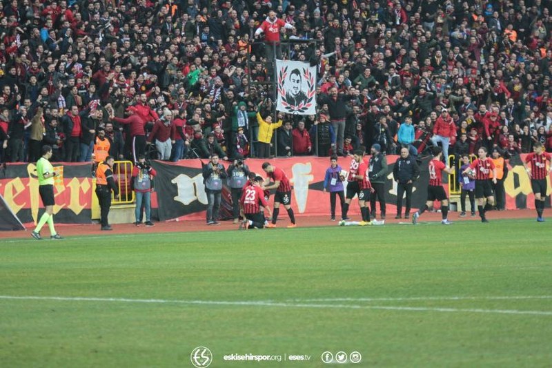 Eskişehirspor ile Boluspor Spor Toto 1. Lig'de ilk yarının son haftasında karşı karşıya geldi, bir penaltının olduğu maç 1-1 beraberlikle sona erdi. Maça her zamanki gibi taraftarımız damga vurdu! İşte tribünden renkli görüntüler.
