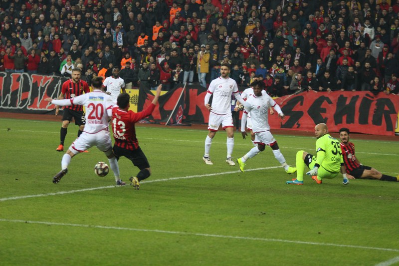 Eskişehirspor ile Boluspor Spor Toto 1. Lig'de ilk yarının son haftasında karşı karşıya geldi, bir penaltının olduğu maç 1-1 beraberlikle sona erdi. Maça her zamanki gibi taraftarımız damga vurdu! İşte tribünden renkli görüntüler.
