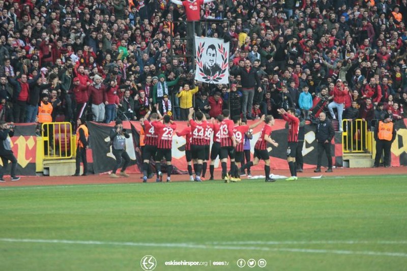 Eskişehirspor ile Boluspor Spor Toto 1. Lig'de ilk yarının son haftasında karşı karşıya geldi, bir penaltının olduğu maç 1-1 beraberlikle sona erdi. Maça her zamanki gibi taraftarımız damga vurdu! İşte tribünden renkli görüntüler.
