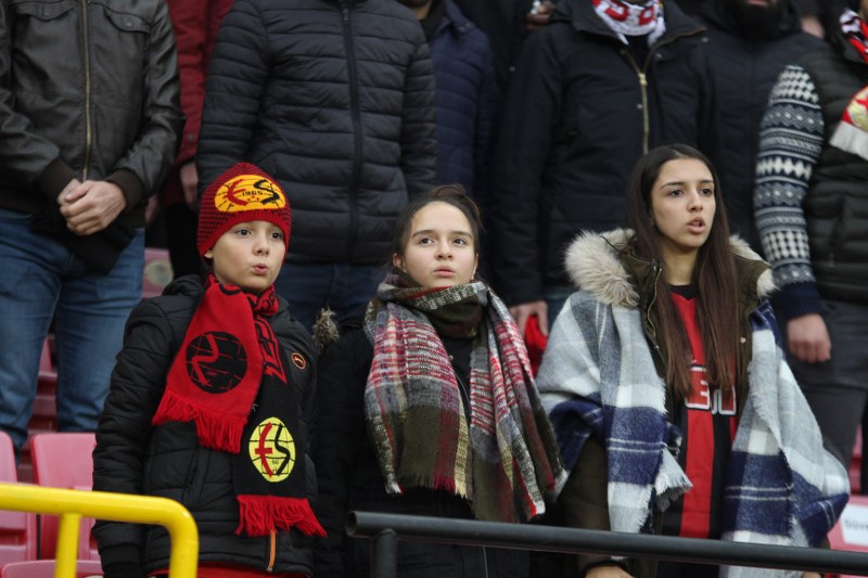 Eskişehirspor ile Boluspor Spor Toto 1. Lig'de ilk yarının son haftasında karşı karşıya geldi, bir penaltının olduğu maç 1-1 beraberlikle sona erdi. Maça her zamanki gibi taraftarımız damga vurdu! İşte tribünden renkli görüntüler.
