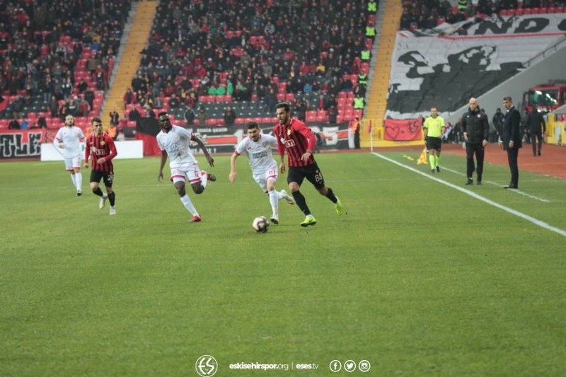 Eskişehirspor ile Boluspor Spor Toto 1. Lig'de ilk yarının son haftasında karşı karşıya geldi, bir penaltının olduğu maç 1-1 beraberlikle sona erdi. Maça her zamanki gibi taraftarımız damga vurdu! İşte tribünden renkli görüntüler.
