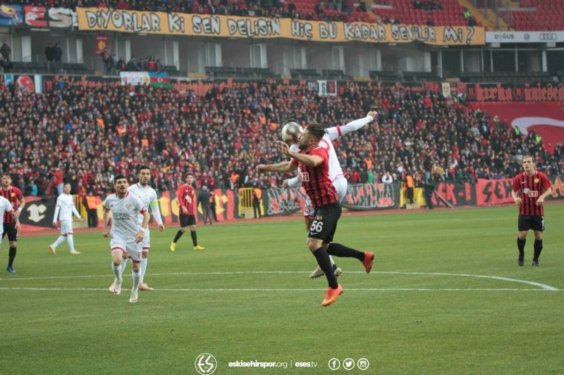 Eskişehirspor ile Boluspor Spor Toto 1. Lig'de ilk yarının son haftasında karşı karşıya geldi, bir penaltının olduğu maç 1-1 beraberlikle sona erdi. Maça her zamanki gibi taraftarımız damga vurdu! İşte tribünden renkli görüntüler.
