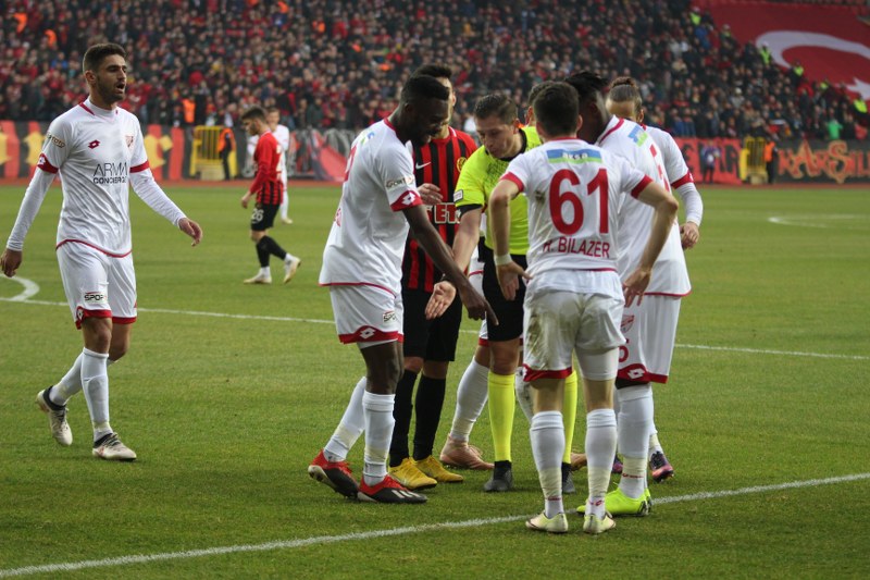 Eskişehirspor ile Boluspor Spor Toto 1. Lig'de ilk yarının son haftasında karşı karşıya geldi, bir penaltının olduğu maç 1-1 beraberlikle sona erdi. Maça her zamanki gibi taraftarımız damga vurdu! İşte tribünden renkli görüntüler.
