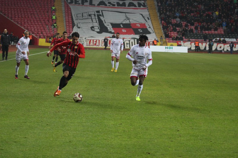 Eskişehirspor ile Boluspor Spor Toto 1. Lig'de ilk yarının son haftasında karşı karşıya geldi, bir penaltının olduğu maç 1-1 beraberlikle sona erdi. Maça her zamanki gibi taraftarımız damga vurdu! İşte tribünden renkli görüntüler.
