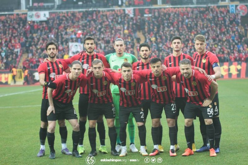 Eskişehirspor ile Boluspor Spor Toto 1. Lig'de ilk yarının son haftasında karşı karşıya geldi, bir penaltının olduğu maç 1-1 beraberlikle sona erdi. Maça her zamanki gibi taraftarımız damga vurdu! İşte tribünden renkli görüntüler.
