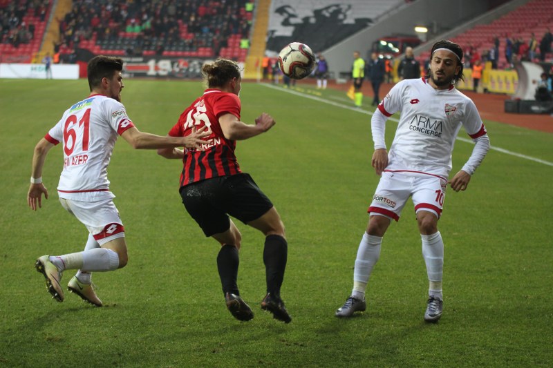 Eskişehirspor ile Boluspor Spor Toto 1. Lig'de ilk yarının son haftasında karşı karşıya geldi, bir penaltının olduğu maç 1-1 beraberlikle sona erdi. Maça her zamanki gibi taraftarımız damga vurdu! İşte tribünden renkli görüntüler.
