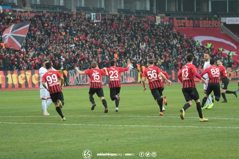 Eskişehirspor ile Boluspor Spor Toto 1. Lig'de ilk yarının son haftasında karşı karşıya geldi, bir penaltının olduğu maç 1-1 beraberlikle sona erdi. Maça her zamanki gibi taraftarımız damga vurdu! İşte tribünden renkli görüntüler.
