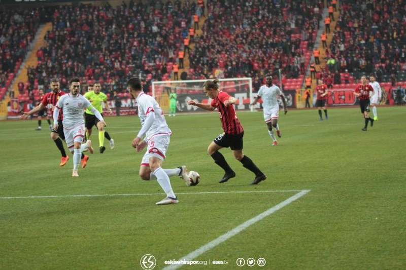 Eskişehirspor ile Boluspor Spor Toto 1. Lig'de ilk yarının son haftasında karşı karşıya geldi, bir penaltının olduğu maç 1-1 beraberlikle sona erdi. Maça her zamanki gibi taraftarımız damga vurdu! İşte tribünden renkli görüntüler.
