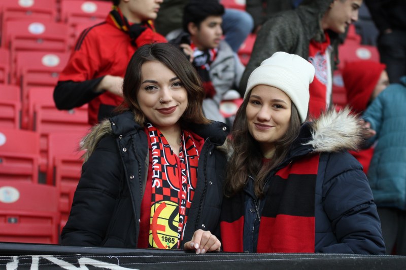 Eskişehirspor ile Boluspor Spor Toto 1. Lig'de ilk yarının son haftasında karşı karşıya geldi, bir penaltının olduğu maç 1-1 beraberlikle sona erdi. Maça her zamanki gibi taraftarımız damga vurdu! İşte tribünden renkli görüntüler.
