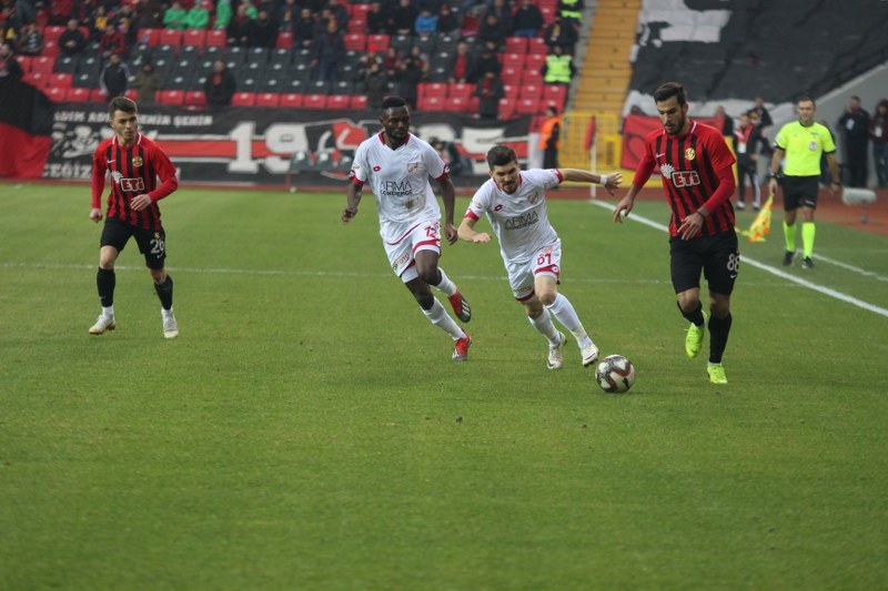 Eskişehirspor ile Boluspor Spor Toto 1. Lig'de ilk yarının son haftasında karşı karşıya geldi, bir penaltının olduğu maç 1-1 beraberlikle sona erdi. Maça her zamanki gibi taraftarımız damga vurdu! İşte tribünden renkli görüntüler.
