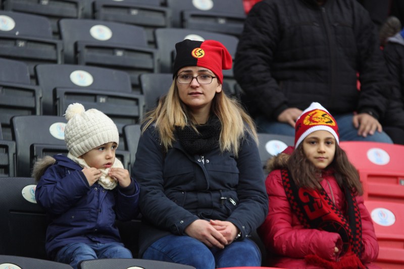 Eskişehirspor ile Boluspor Spor Toto 1. Lig'de ilk yarının son haftasında karşı karşıya geldi, bir penaltının olduğu maç 1-1 beraberlikle sona erdi. Maça her zamanki gibi taraftarımız damga vurdu! İşte tribünden renkli görüntüler.
