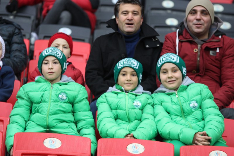 Eskişehirspor ile Boluspor Spor Toto 1. Lig'de ilk yarının son haftasında karşı karşıya geldi, bir penaltının olduğu maç 1-1 beraberlikle sona erdi. Maça her zamanki gibi taraftarımız damga vurdu! İşte tribünden renkli görüntüler.
