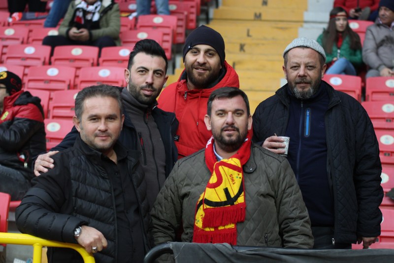 Eskişehirspor ile Boluspor Spor Toto 1. Lig'de ilk yarının son haftasında karşı karşıya geldi, bir penaltının olduğu maç 1-1 beraberlikle sona erdi. Maça her zamanki gibi taraftarımız damga vurdu! İşte tribünden renkli görüntüler.
