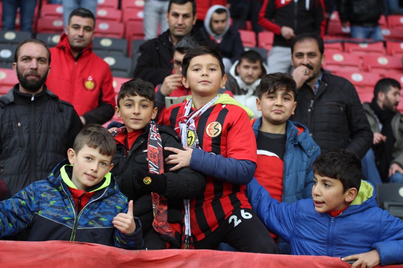 Eskişehirspor ile Boluspor Spor Toto 1. Lig'de ilk yarının son haftasında karşı karşıya geldi, bir penaltının olduğu maç 1-1 beraberlikle sona erdi. Maça her zamanki gibi taraftarımız damga vurdu! İşte tribünden renkli görüntüler.
