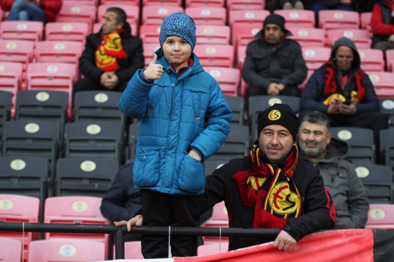 Eskişehirspor ile Boluspor Spor Toto 1. Lig'de ilk yarının son haftasında karşı karşıya geldi, bir penaltının olduğu maç 1-1 beraberlikle sona erdi. Maça her zamanki gibi taraftarımız damga vurdu! İşte tribünden renkli görüntüler.
