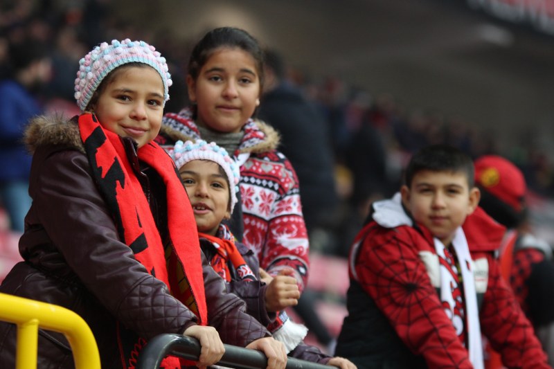 Eskişehirspor ile Boluspor Spor Toto 1. Lig'de ilk yarının son haftasında karşı karşıya geldi, bir penaltının olduğu maç 1-1 beraberlikle sona erdi. Maça her zamanki gibi taraftarımız damga vurdu! İşte tribünden renkli görüntüler.
