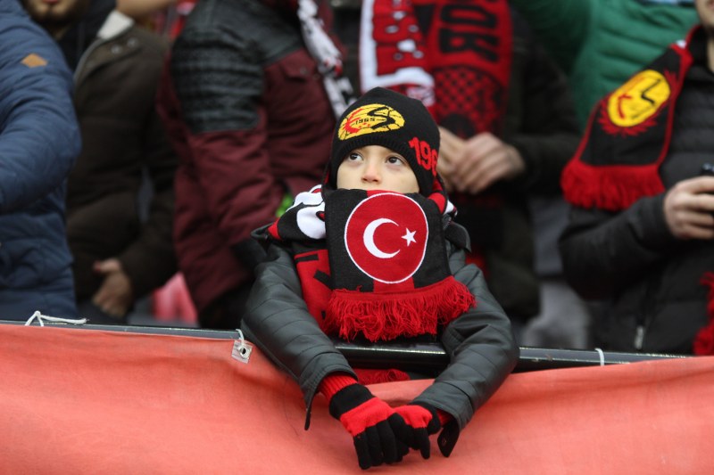 Eskişehirspor ile Boluspor Spor Toto 1. Lig'de ilk yarının son haftasında karşı karşıya geldi, bir penaltının olduğu maç 1-1 beraberlikle sona erdi. Maça her zamanki gibi taraftarımız damga vurdu! İşte tribünden renkli görüntüler.
