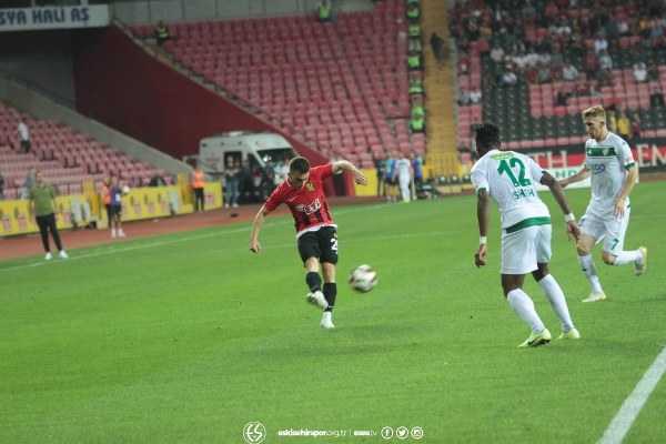 Eskişehirspor, TFF 1. Lig'in 3. haftasında evinde Bursaspor'a 2-0 yenildi. Maç boyunca büyük destek veren taraftarlar maç bitimiyle tepkilerini gösterdi.