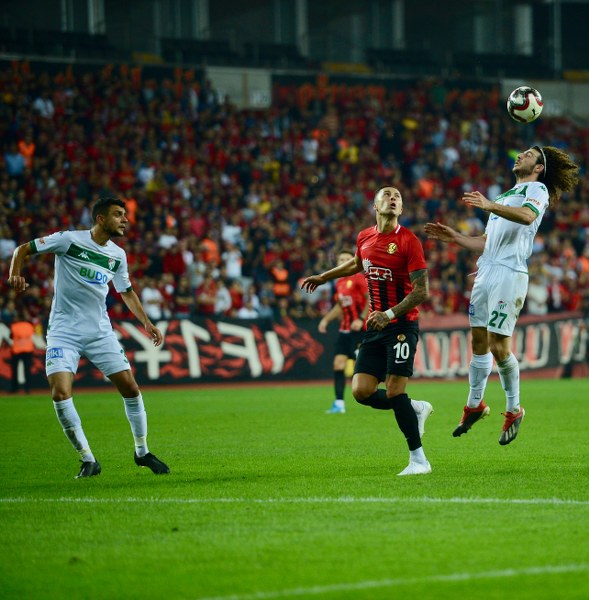 Eskişehirspor, TFF 1. Lig'in 3. haftasında evinde Bursaspor'a 2-0 yenildi. Maç boyunca büyük destek veren taraftarlar maç bitimiyle tepkilerini gösterdi.