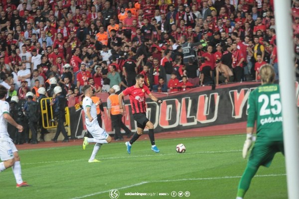 Eskişehirspor, TFF 1. Lig'in 3. haftasında evinde Bursaspor'a 2-0 yenildi. Maç boyunca büyük destek veren taraftarlar maç bitimiyle tepkilerini gösterdi.