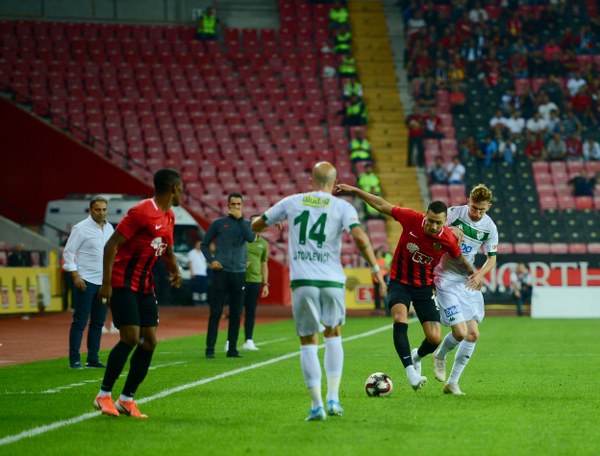 Eskişehirspor, TFF 1. Lig'in 3. haftasında evinde Bursaspor'a 2-0 yenildi. Maç boyunca büyük destek veren taraftarlar maç bitimiyle tepkilerini gösterdi.