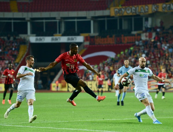 Eskişehirspor, TFF 1. Lig'in 3. haftasında evinde Bursaspor'a 2-0 yenildi. Maç boyunca büyük destek veren taraftarlar maç bitimiyle tepkilerini gösterdi.