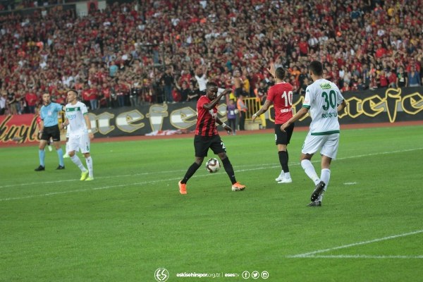 Eskişehirspor, TFF 1. Lig'in 3. haftasında evinde Bursaspor'a 2-0 yenildi. Maç boyunca büyük destek veren taraftarlar maç bitimiyle tepkilerini gösterdi.