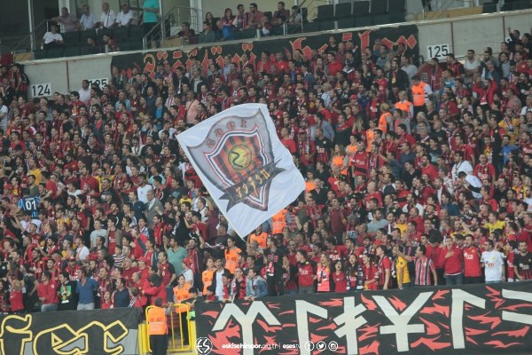 Eskişehirspor, TFF 1. Lig'in 3. haftasında evinde Bursaspor'a 2-0 yenildi. Maç boyunca büyük destek veren taraftarlar maç bitimiyle tepkilerini gösterdi.