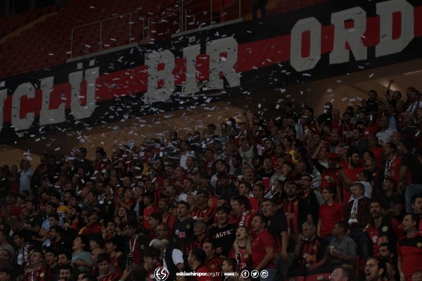 Eskişehirspor, TFF 1. Lig'in 3. haftasında evinde Bursaspor'a 2-0 yenildi. Maç boyunca büyük destek veren taraftarlar maç bitimiyle tepkilerini gösterdi.