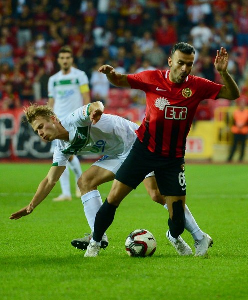 Eskişehirspor, TFF 1. Lig'in 3. haftasında evinde Bursaspor'a 2-0 yenildi. Maç boyunca büyük destek veren taraftarlar maç bitimiyle tepkilerini gösterdi.