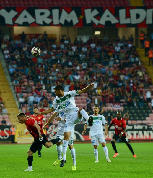 Eskişehirspor, TFF 1. Lig'in 3. haftasında evinde Bursaspor'a 2-0 yenildi. Maç boyunca büyük destek veren taraftarlar maç bitimiyle tepkilerini gösterdi.