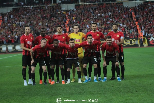 Eskişehirspor, TFF 1. Lig'in 3. haftasında evinde Bursaspor'a 2-0 yenildi. Maç boyunca büyük destek veren taraftarlar maç bitimiyle tepkilerini gösterdi.