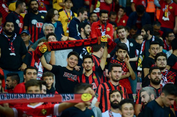 Eskişehirspor, TFF 1. Lig'in 3. haftasında evinde Bursaspor'a 2-0 yenildi. Maç boyunca büyük destek veren taraftarlar maç bitimiyle tepkilerini gösterdi.