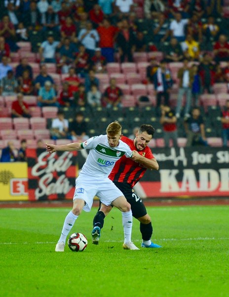 Eskişehirspor, TFF 1. Lig'in 3. haftasında evinde Bursaspor'a 2-0 yenildi. Maç boyunca büyük destek veren taraftarlar maç bitimiyle tepkilerini gösterdi.