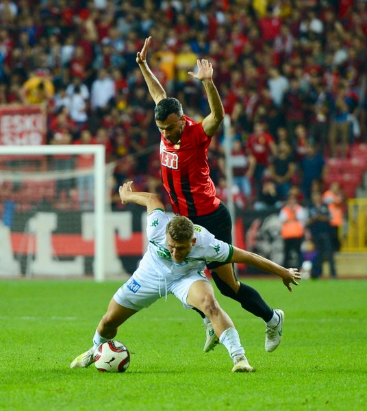 Eskişehirspor, TFF 1. Lig'in 3. haftasında evinde Bursaspor'a 2-0 yenildi. Maç boyunca büyük destek veren taraftarlar maç bitimiyle tepkilerini gösterdi.