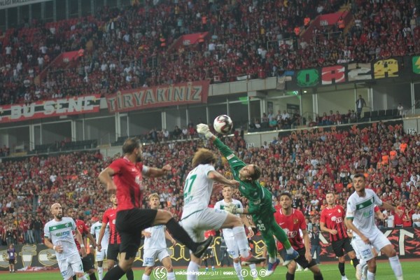 Eskişehirspor, TFF 1. Lig'in 3. haftasında evinde Bursaspor'a 2-0 yenildi. Maç boyunca büyük destek veren taraftarlar maç bitimiyle tepkilerini gösterdi.