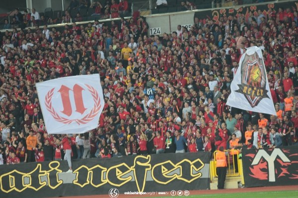 Eskişehirspor, TFF 1. Lig'in 3. haftasında evinde Bursaspor'a 2-0 yenildi. Maç boyunca büyük destek veren taraftarlar maç bitimiyle tepkilerini gösterdi.