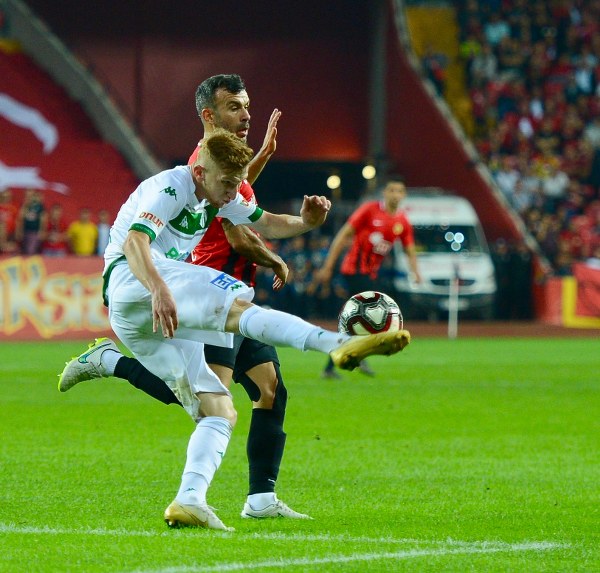 Eskişehirspor, TFF 1. Lig'in 3. haftasında evinde Bursaspor'a 2-0 yenildi. Maç boyunca büyük destek veren taraftarlar maç bitimiyle tepkilerini gösterdi.