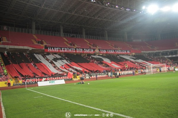 Eskişehirspor, TFF 1. Lig'in 3. haftasında evinde Bursaspor'a 2-0 yenildi. Maç boyunca büyük destek veren taraftarlar maç bitimiyle tepkilerini gösterdi.