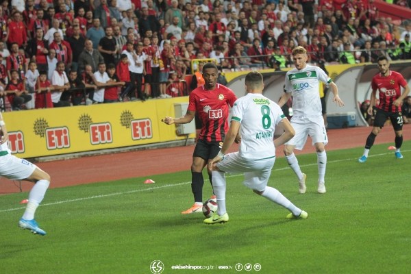 Eskişehirspor, TFF 1. Lig'in 3. haftasında evinde Bursaspor'a 2-0 yenildi. Maç boyunca büyük destek veren taraftarlar maç bitimiyle tepkilerini gösterdi.