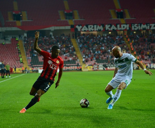 Eskişehirspor, TFF 1. Lig'in 3. haftasında evinde Bursaspor'a 2-0 yenildi. Maç boyunca büyük destek veren taraftarlar maç bitimiyle tepkilerini gösterdi.